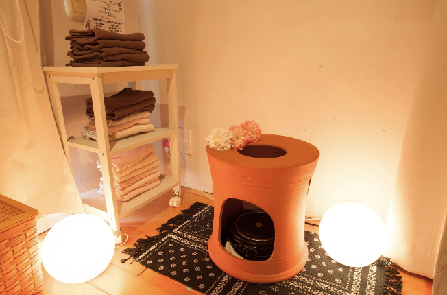 ②子宮などの内臓をしっかり温め
デトックスしてくれる黄土よもぎ蒸しを
３０分入っていただきます。

サウナが苦手な方でも楽に入っていただけます。