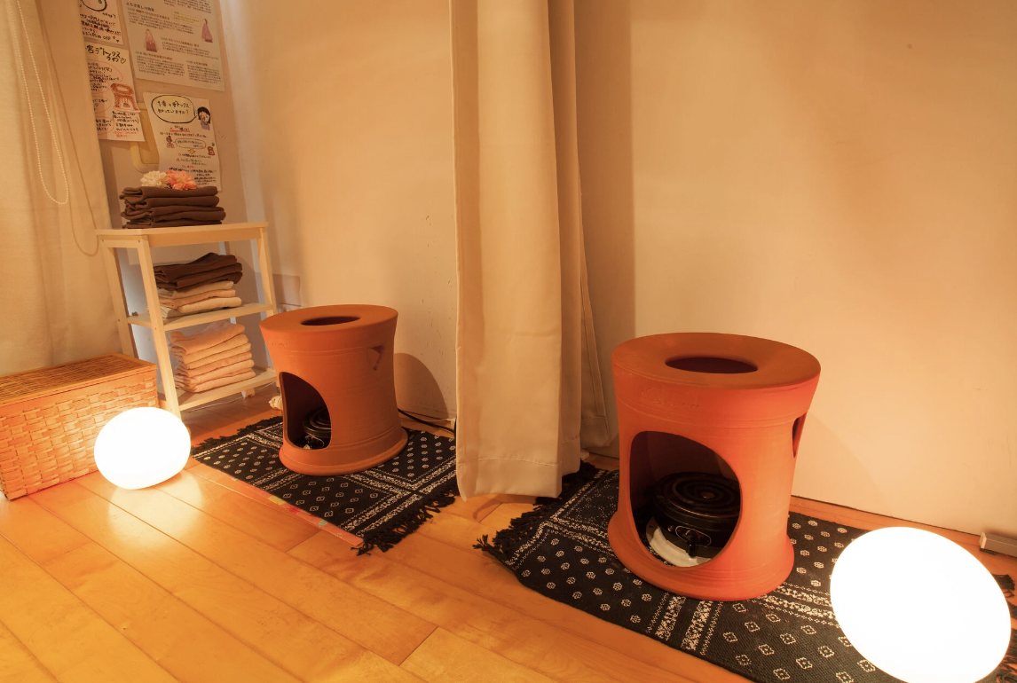 こちらのメニューは子宮ケアを気軽にスタートしたい方にオススメです。
黄土よもぎ蒸しは通常のよもぎ蒸しと比べると、なんと80倍の効果があると言われています。通常のよもぎ蒸しが薬草の成分を体内に取り入れる効果があるだけなのに対し、黄土よもぎ蒸しは遠赤外線効果で内臓を効率的に温める効果がプラスされています。内臓を温めることでデトックスが加速。体に溜まった老廃物を外に出すことができ、子宮に綺麗な血液を運ぶことができるため子宮のお悩み解消に繋がりやくなります。